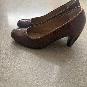 Elegant Brown Crocodile Pattern Heels